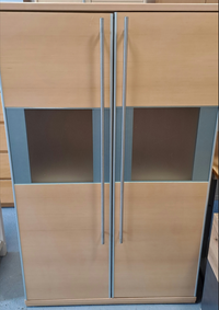 Heller Wohnzimmerschrank mit Glasfenstern, Ma&szlig;e folgen, &euro; 30,00